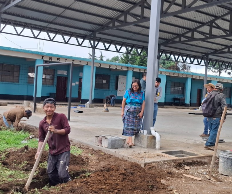 Supervisan avance del proyecto de mejoramiento del IMEB en Patzún