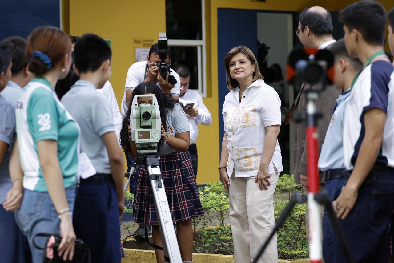 Presidenta en funciones inaugura seis clubes de ciencias en Zacapa