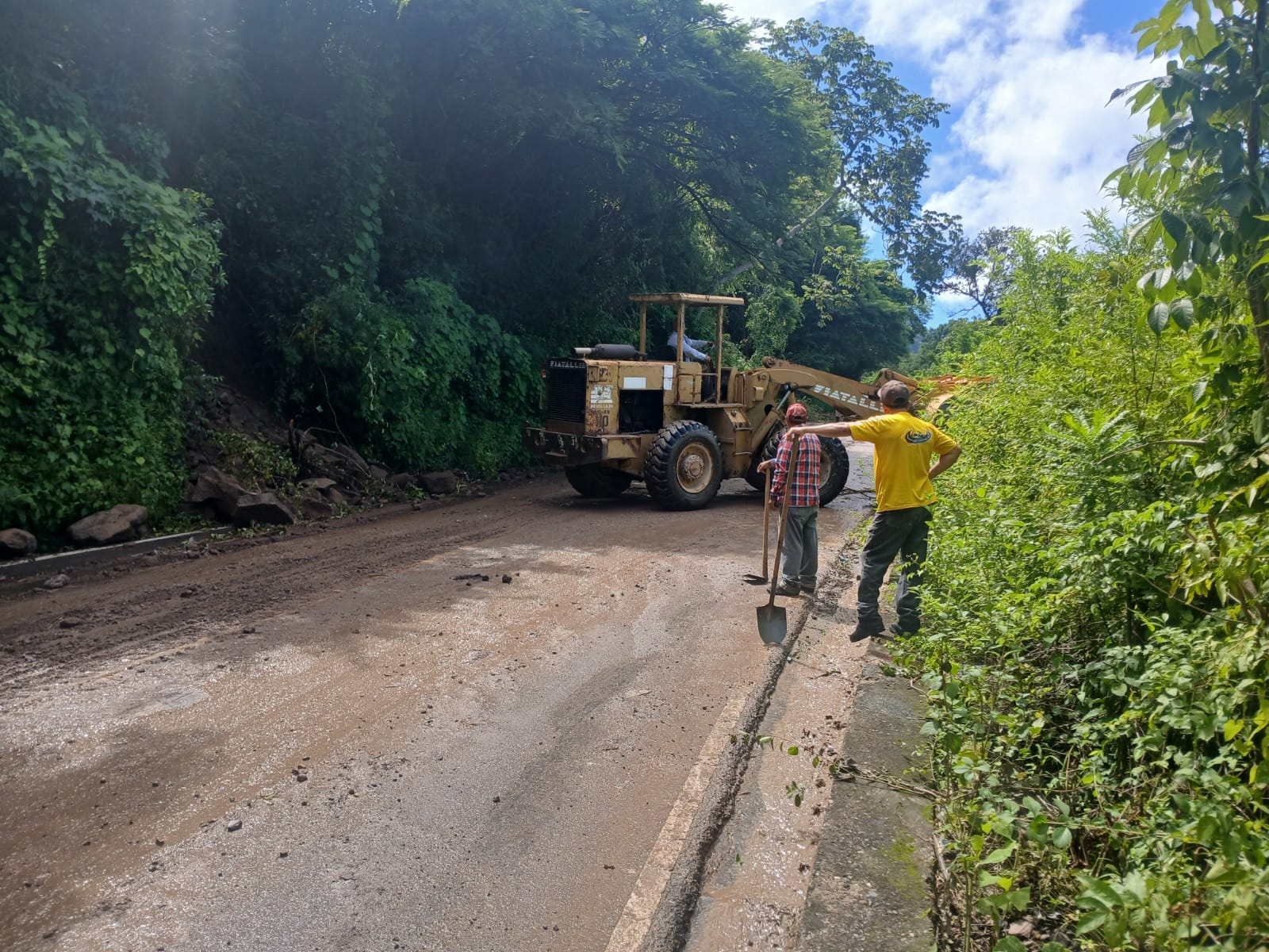 Restablecen tránsito en tramo que conecta aldea Trancas con Jupiltepeque tras deslizamiento de tierra