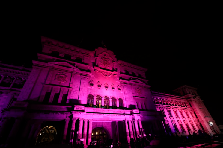El Palacio Nacional de la Cultura se ilumina de rosa en el Día Mundial contra el Cáncer de Mama