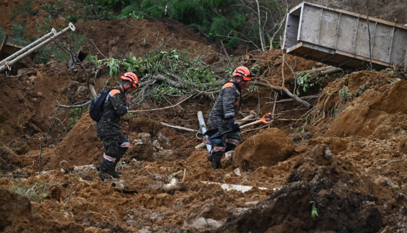 Ejército continúa atendiendo emergencia por derrumbe en el km 24.5 de la carretera a El Salvador