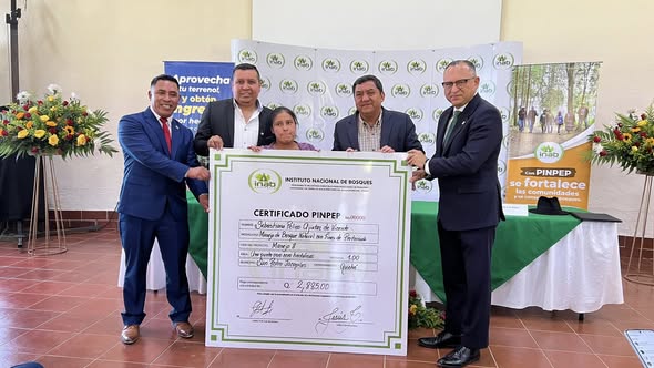 Entrega Simbólica de Incentivos Forestales en Quiché