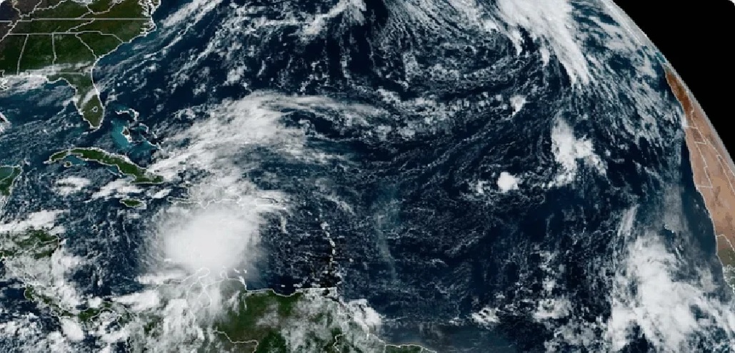 La tormenta Melissa continúa su avance en el Caribe, donde ya dejó tres muertos y 10 heridos en Haití.