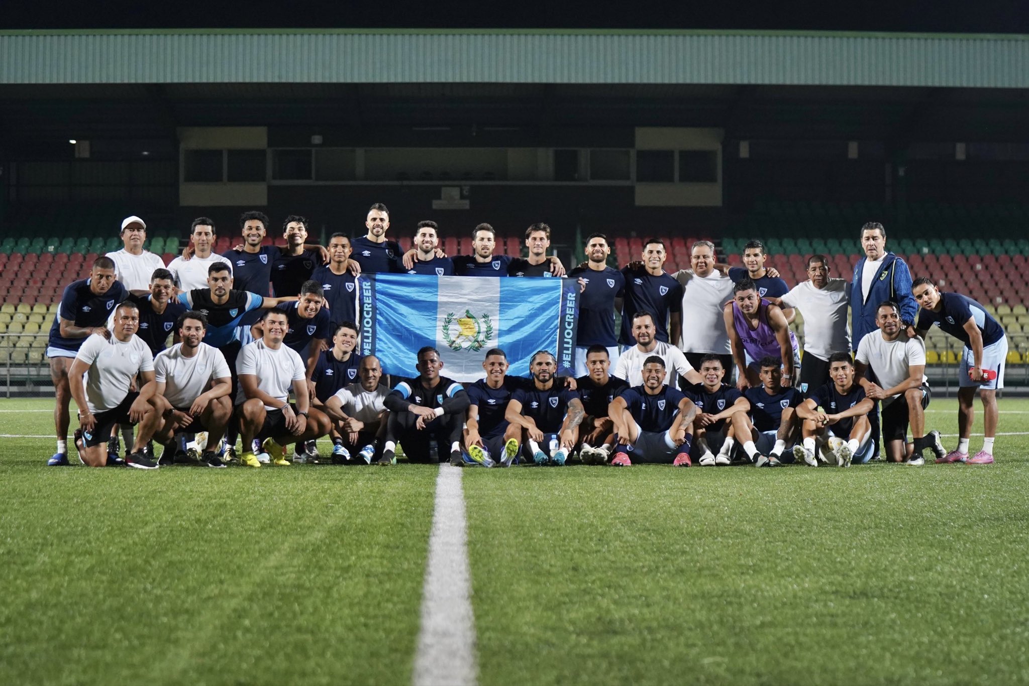 Presidenta en funciones muestra su apoyo a la Selección de Guatemala