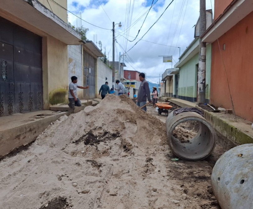 Supervisan proyecto de mejoramiento del sistema de alcantarillado sanitario en zona 3 de Patzún