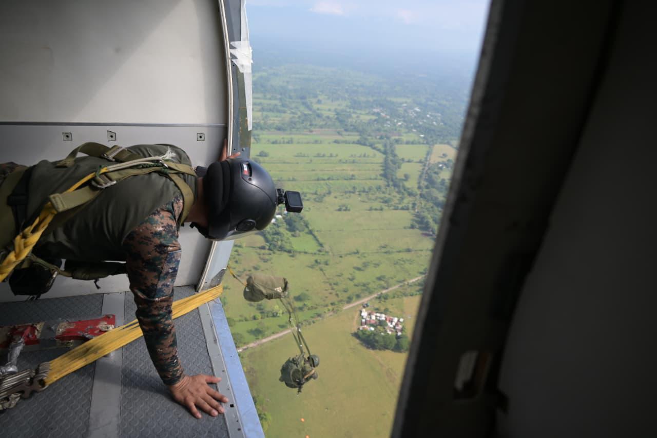 Ejército ejecuta salto aerotransportado en la frontera con México para reforzar seguridad
