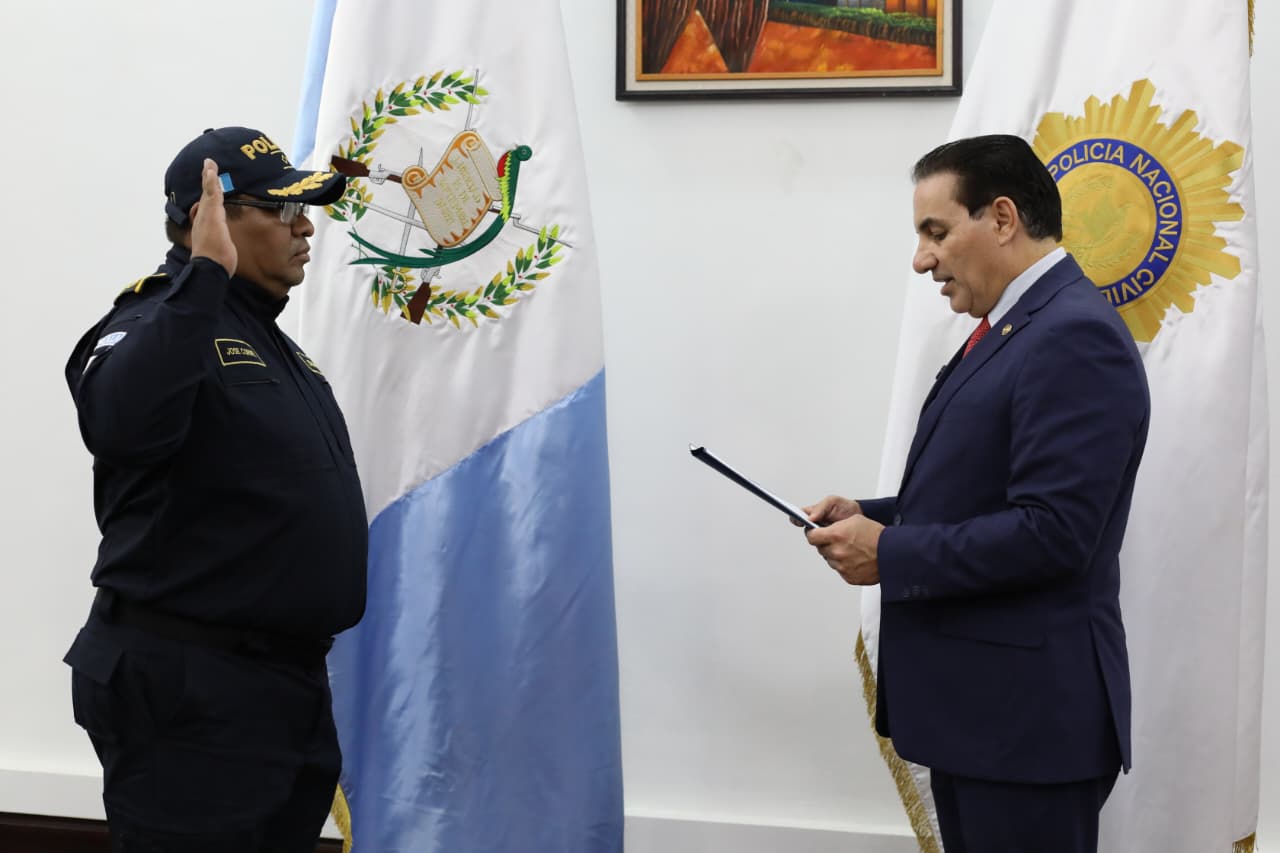 Ministro de Gobernación juramenta a nuevos mandos de la PNC