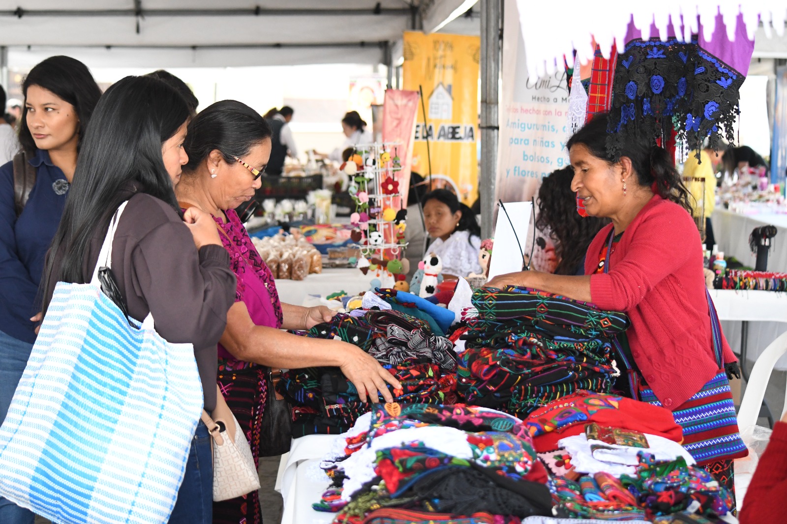 Mujeres huehuetecas brillan “Con Luz Propia” durante encuentro de emprendedoras