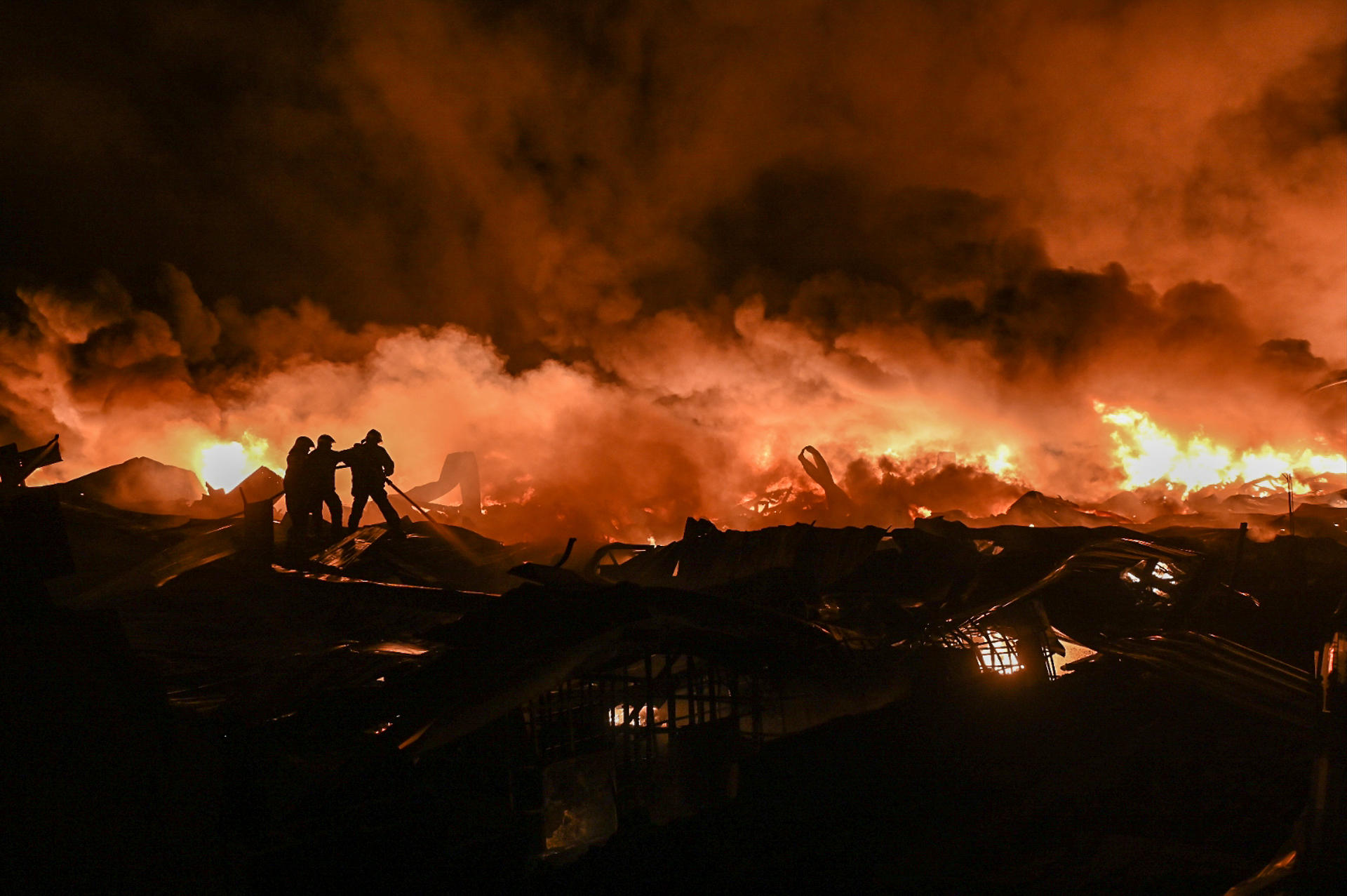 Socorristas atendieron rápidamente la explosión en Ezeiza, Buenos Aires, Argentina. / Foto: EFE.