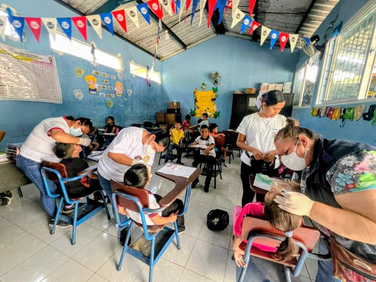 Impulsan jornada de salud bucodental en la escuela de aldea Ajaxá, San Martín Zapotitlán