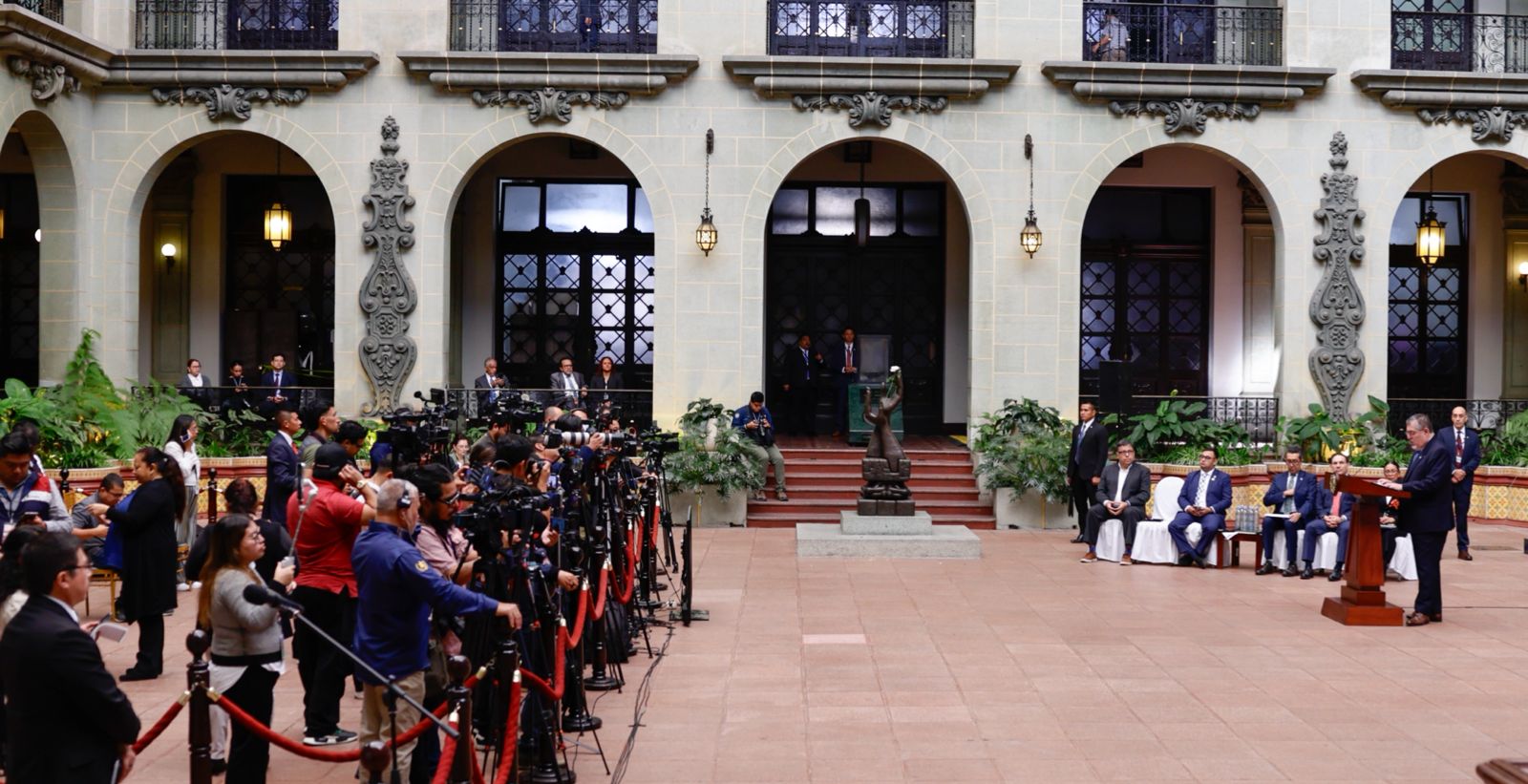 Presidente Arévalo destaca la libertad de prensa en el Día Nacional del Periodista