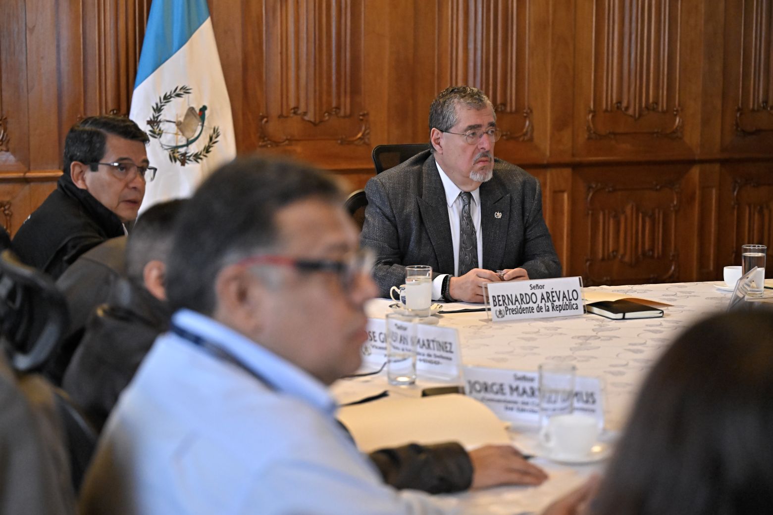 El presidente Bernardo Arévalo y otros funcionarios, durante la primera reunión de la Coprefe, sobre la reactivación de la red ferroviaria del país.