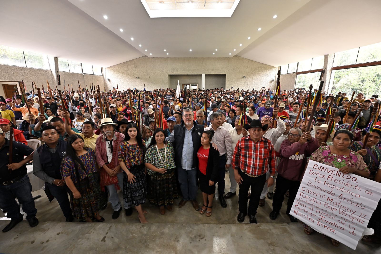 El presidente Bernardo Arévalo, durante su reunión con autoridades ancestrales de San Cristóbal Verapaz, como parte de su gira A tu Tierra, en ese departamento.