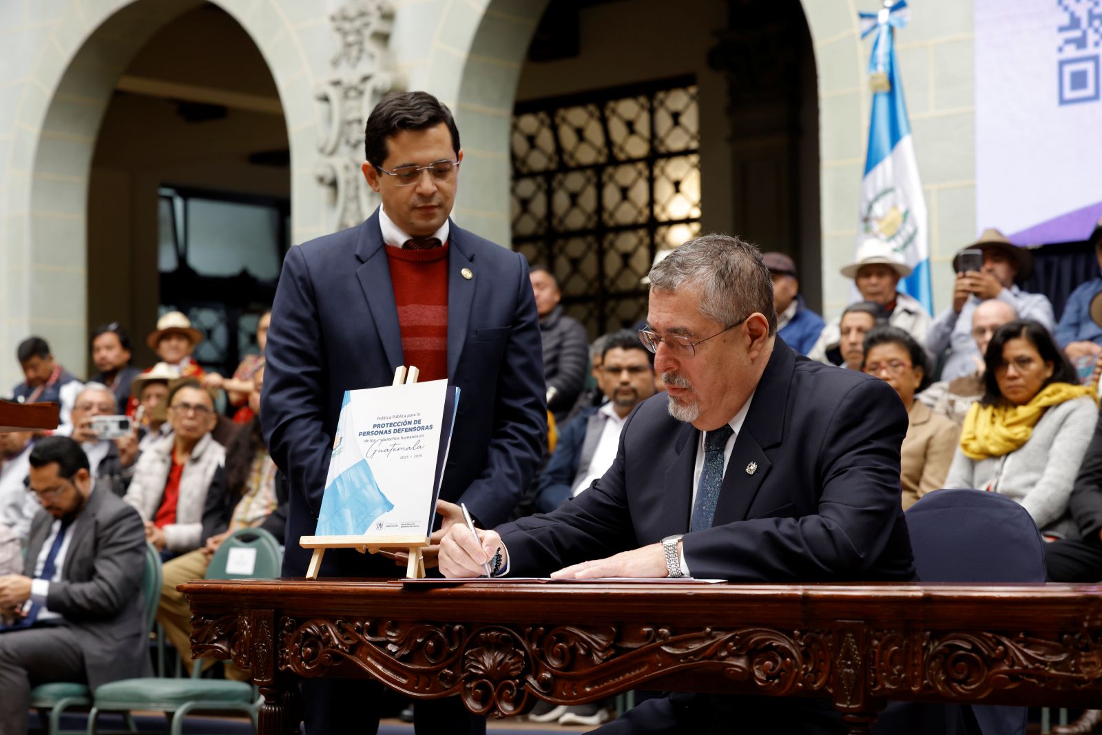 El presidente Bernardo Arévalo firma la Política de Protección a Personas Defensoras de los Derechos Humanos.