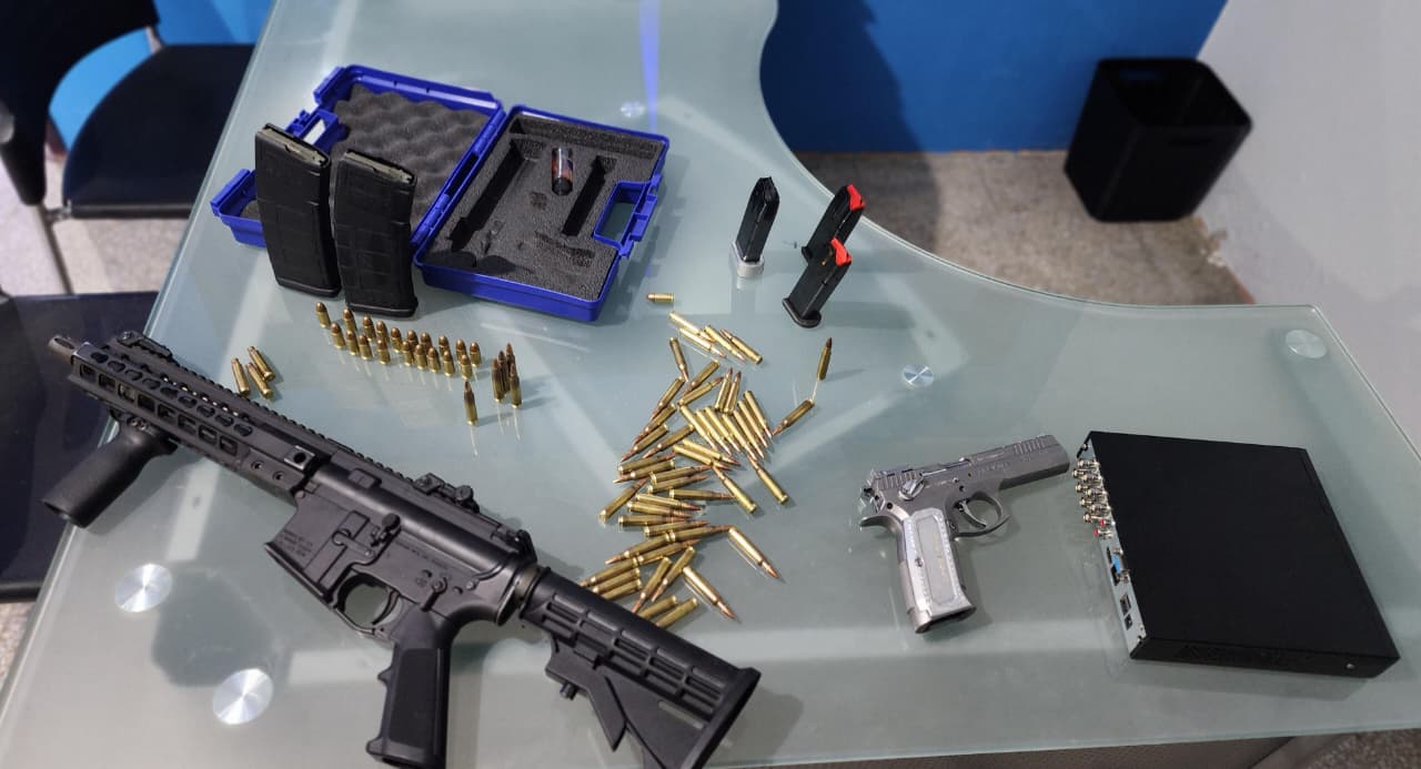 Dos de las armas que la PNC decomisó durante los allanamientos. Además, se logró la captura de siete personas.