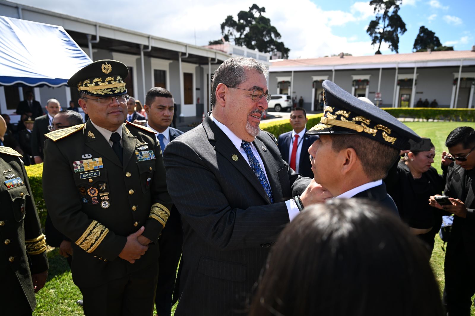El presidente Bernardo Arévalo impone insignias de grado a uno de los cuatro nuevos generales del Ejército.