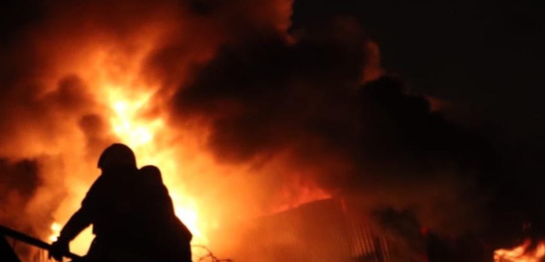 Bomberos Voluntarios combaten incendio en distribuidora de pirotecnia.