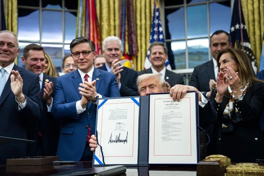 El presidente de EE. UU., Donald Trump, firma la ley que pone fin a 43 días de cierre de gobierno.