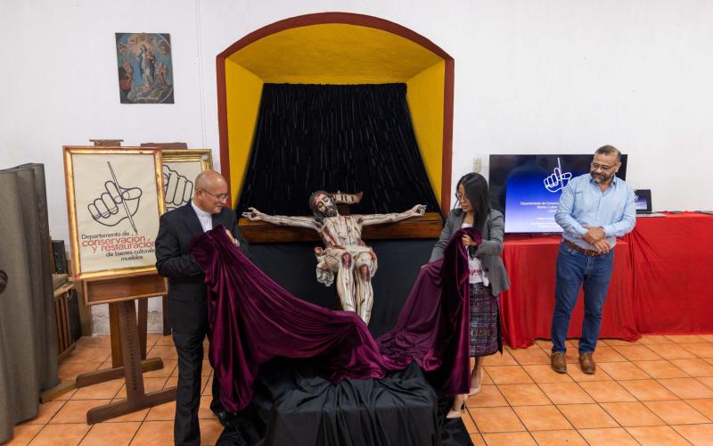 Luego de su restauración, la imagen del Cristro Crucificado se le entregó al párroco de la Catedral Metropolitana, José Luis Colmenares.