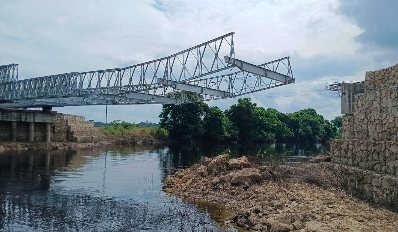 Así avanza la instalación del puente modular sobre el arroyo Petexbatún./Foto: DGC.