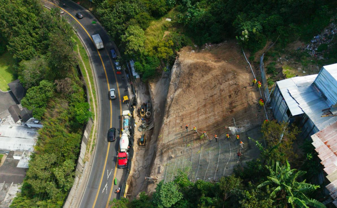 Avanzan los trabajos de estabilización del talud en la avenida Hincapié./Foto: CIV.