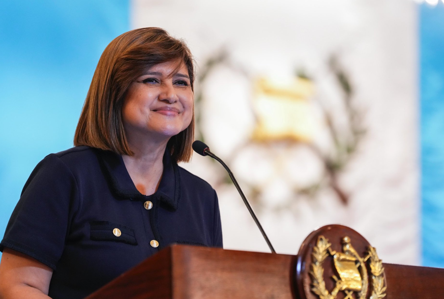 Vicepresidenta comparte indicaciones generales a quienes asistirán al observatorio astronómico. (Foto: Vicepresidencia)