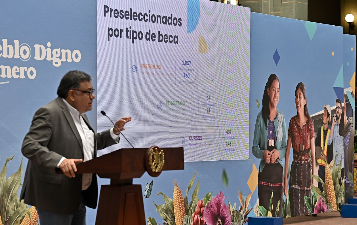 Gobierno ha ejecutado 6 millones de quetzales en el programa Becas por Nuestro Futuro . / Foto: Alex Jacinto y Álvaro Interiano.