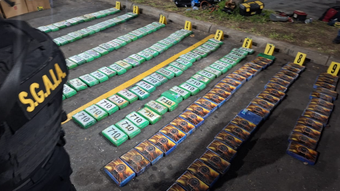 SGAIA incauta cargamento de cocaína oculto en picop en Escuintla