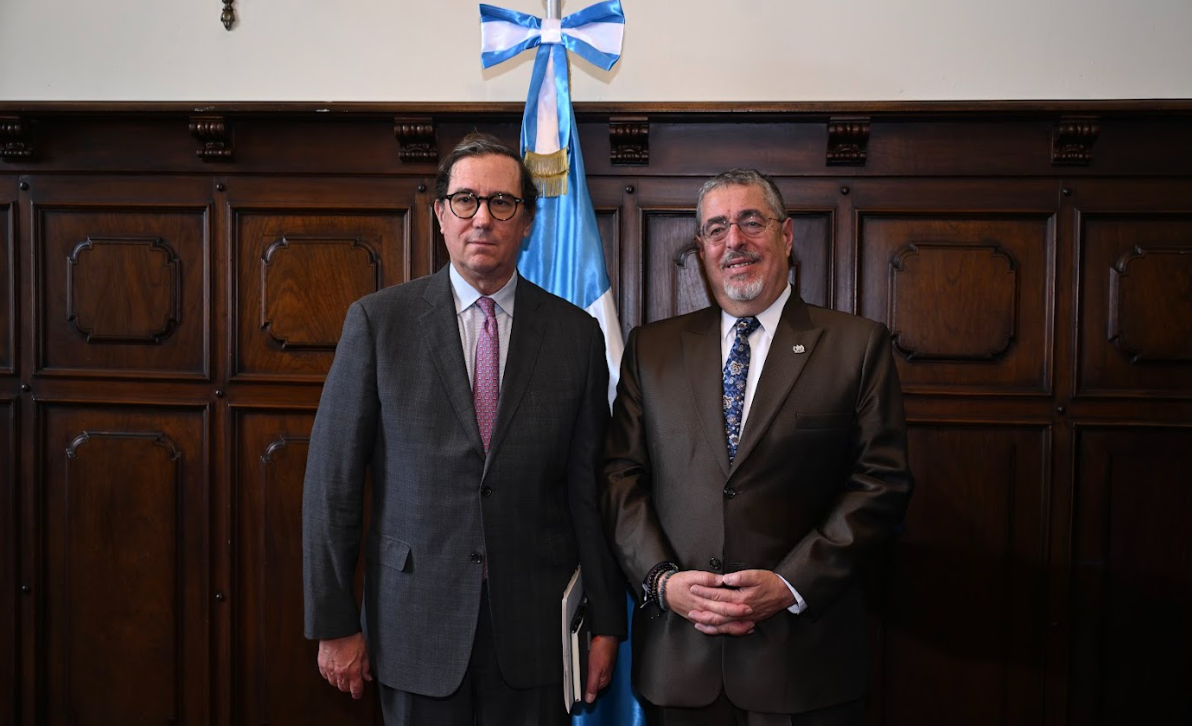 Presidente sostiene primer acercamiento con la misión de la OEA