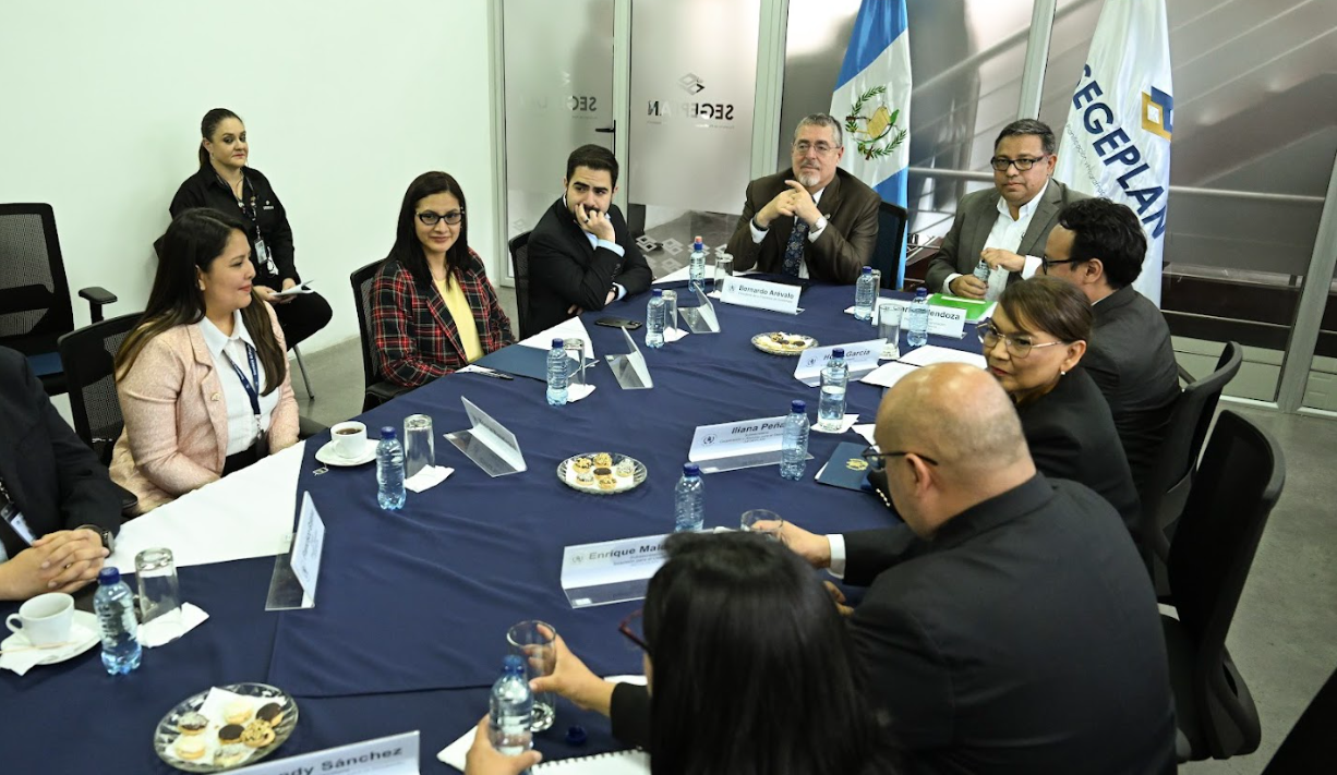 Presidente Bernardo Arévalo visita sede de Segeplan.
