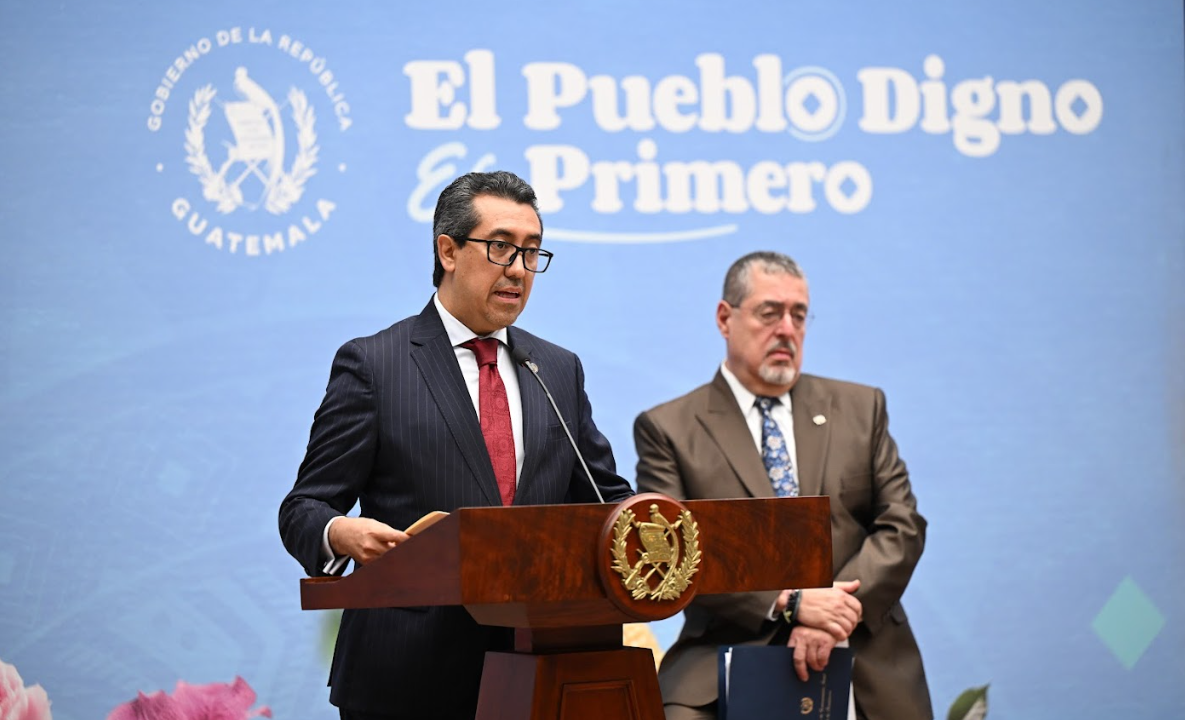 Ministro de Finanzas Públicas, Jonathan Menkos, explicó el funcionamiento de los procesos de adjudicación y transparencia dentro del RGAE. / Foto: Byron de la Cruz