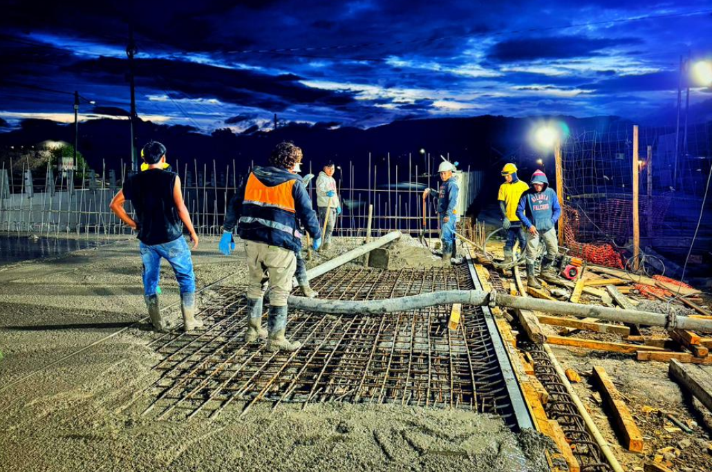 Caminos funde la losa del puente del paso a desnivel en Quetzaltenango./Foto: DGC.