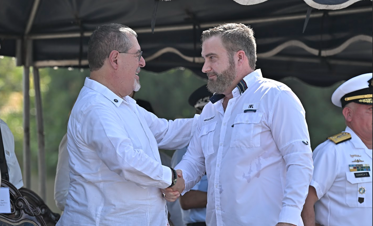 Presidente Bernardo Arévalo y embajador Tobyn Bradley en el Comando Naval del Pacífico. / Foto: Alvaro Interiano