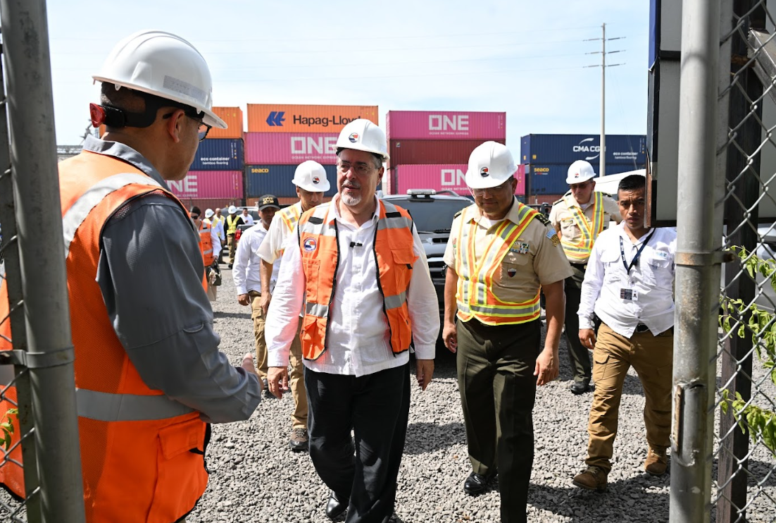 Presidente Arévalo supervisa funcionamiento de la Empresa Portuaria Quetzal