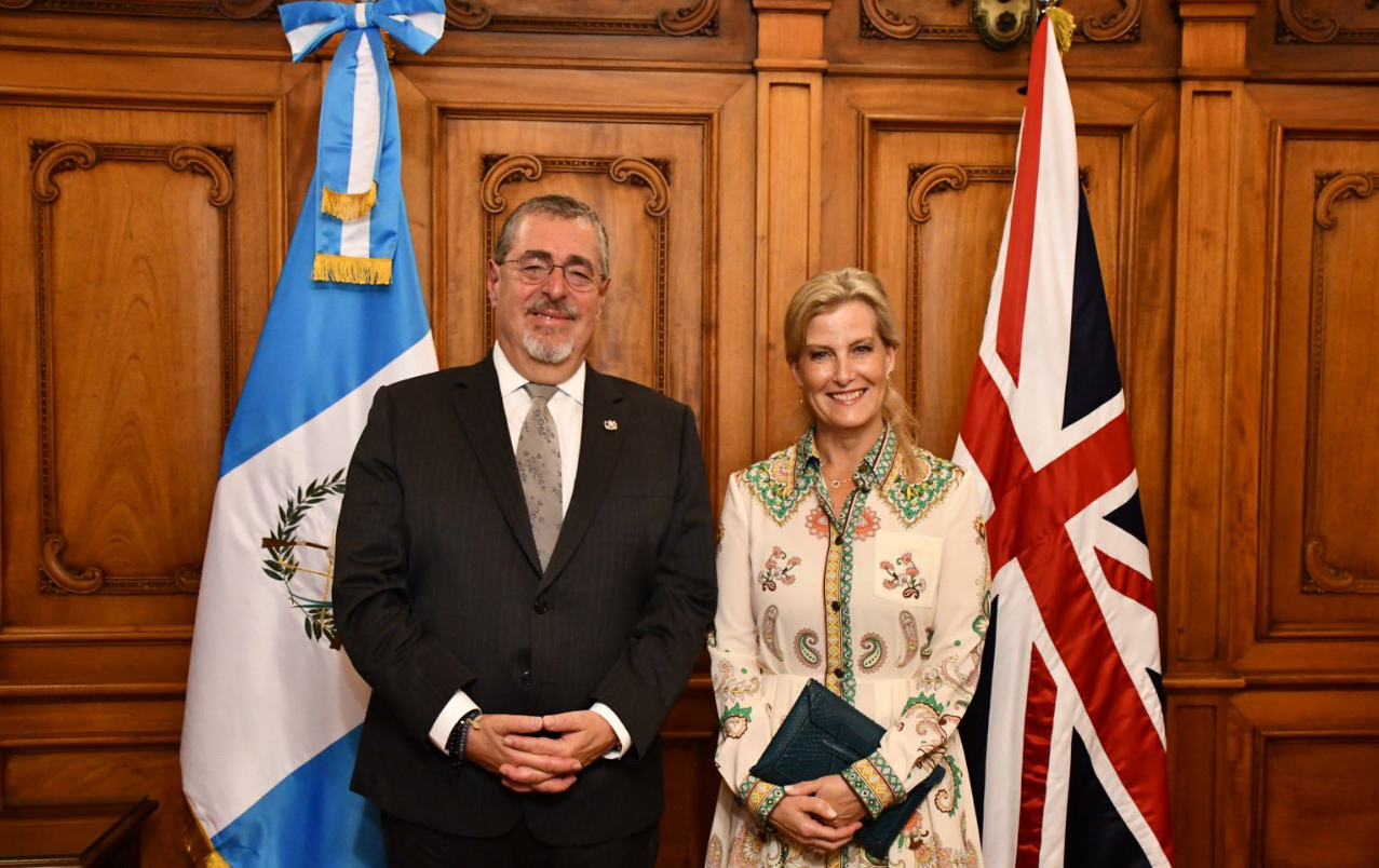 Presidente Arévalo recibe a la duquesa de Edimburgo en el Palacio Nacional de la Cultura