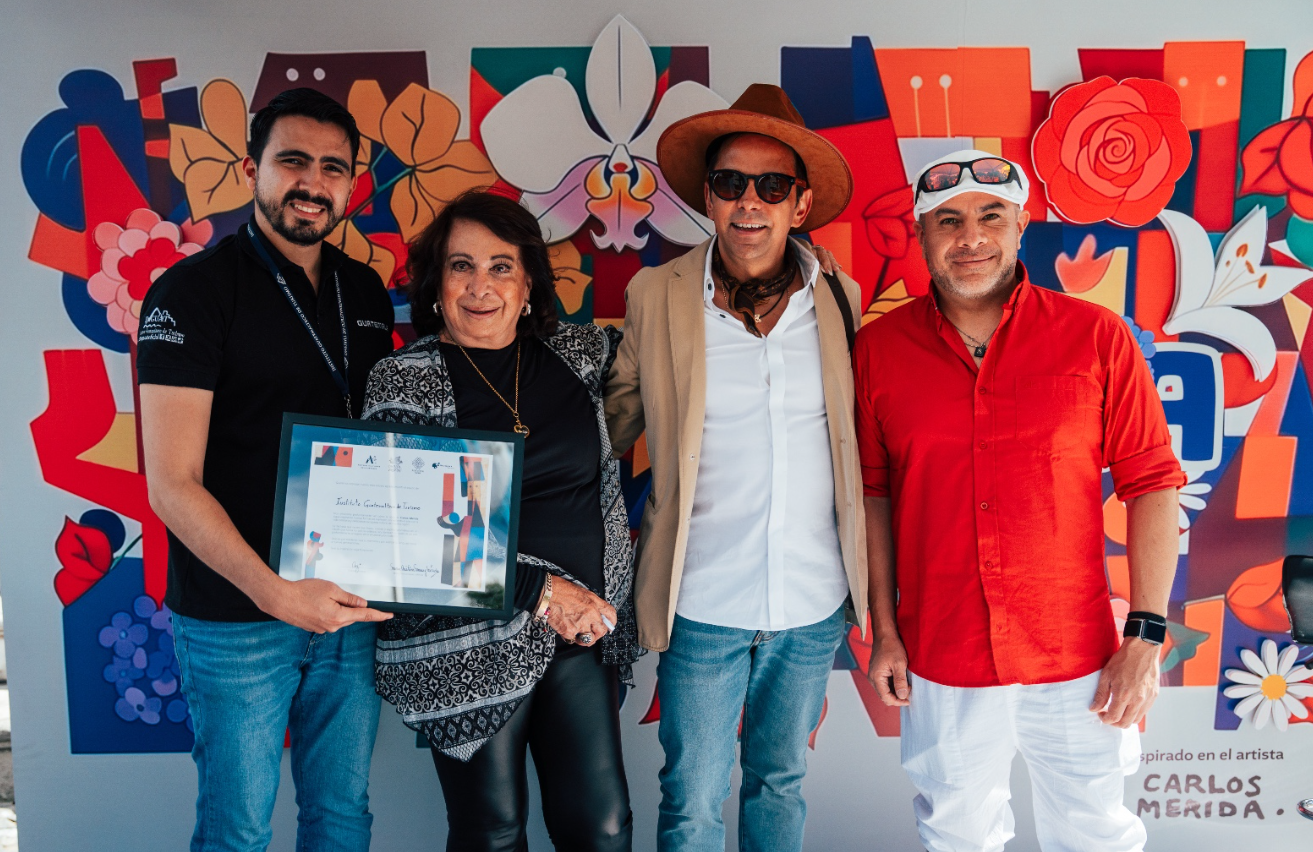 Estand representativo de Carlos Mérida en el Festival de las Flores recibe reconocimiento./Foto: Inguat.