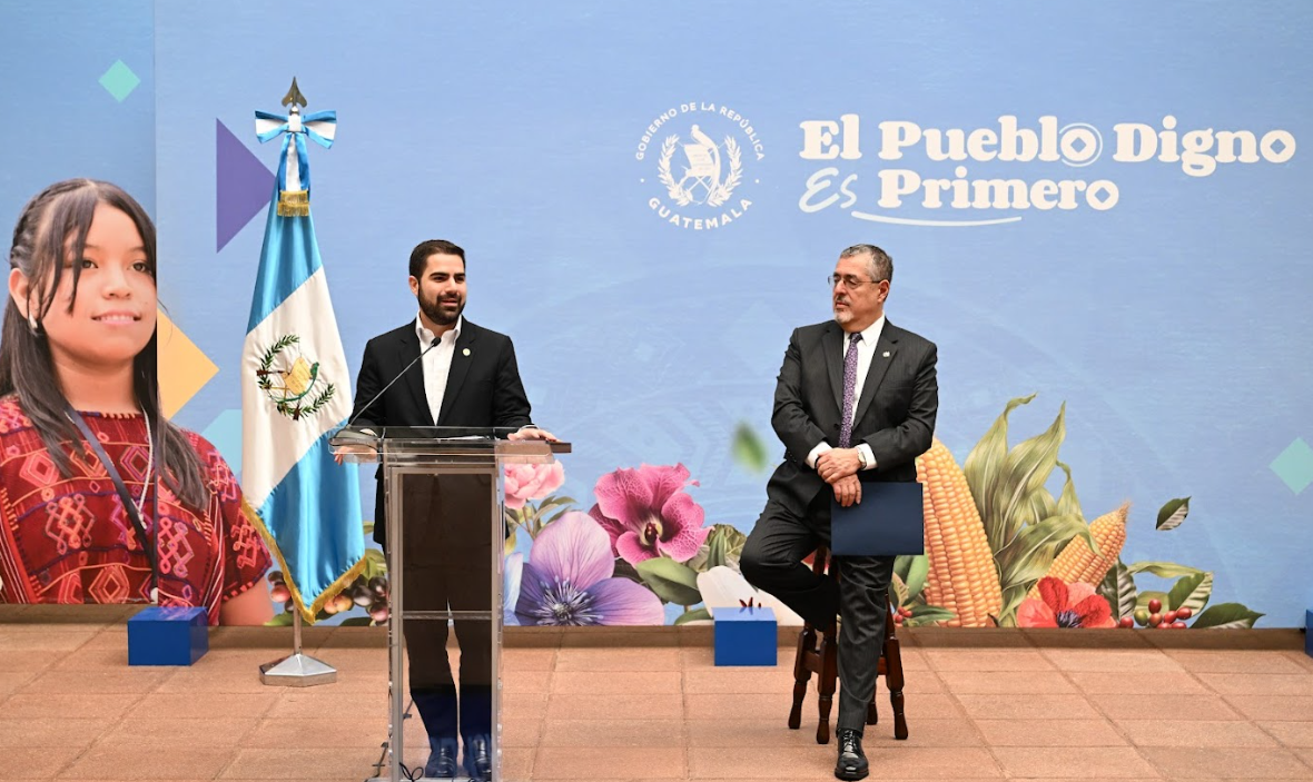 Presidente Bernardo Arévalo y el secretario Santiago Palomo.