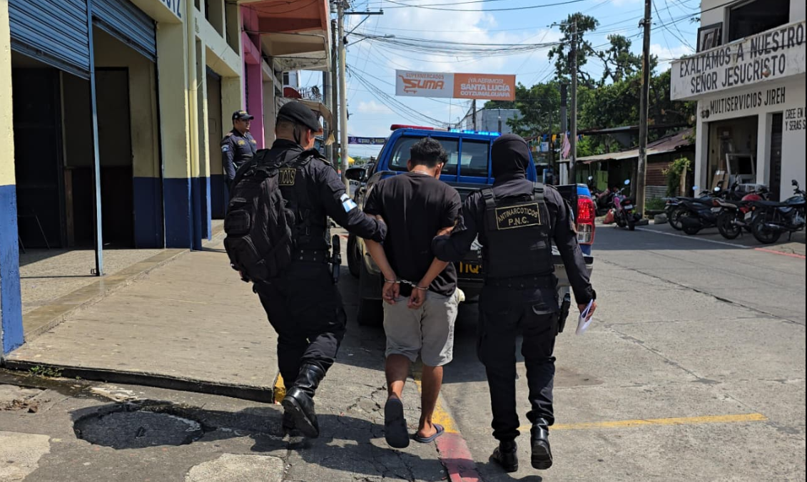 gentes localizaron la motocicleta reportada minutos antes: una Bajaj, placas M-029MBH, modelo 2026, la cual era conducida por Manuel N, de 21 años. / Foto: PNC