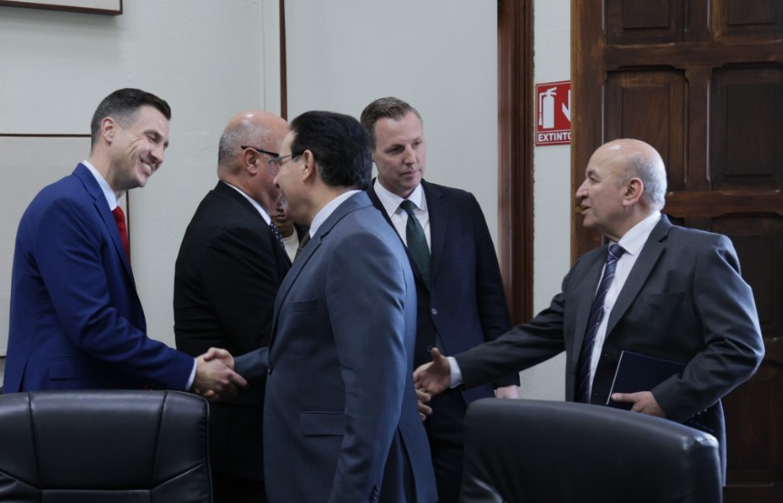 Ministro de Gobernación recibe al equipo Vulcano del FBI