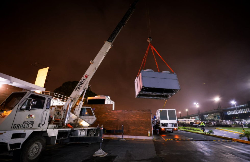 Instalan cuarta y última torre de enfriamiento en el Aeropuerto La Aurora./Foto: DGAC.