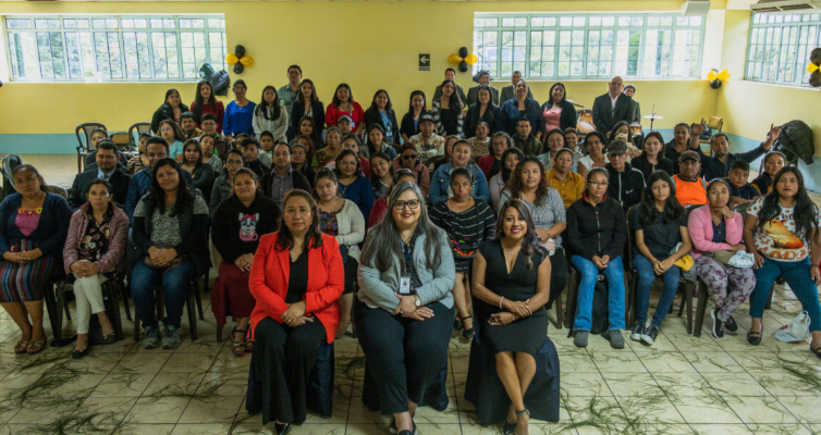 Clausuran la Escuela para Padres con testimonios de transformación familiar. / Foto: SBS.