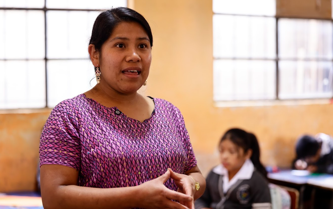 Maestra destaca avances, retos y logros del ciclo escolar, apoyados por los programas del Mineduc. (Foto: Analí Camey)