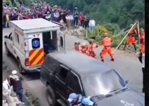 Reportan microbús accidentado en el sector conocido como La Zeta, en Chiantla, Huehuetenango