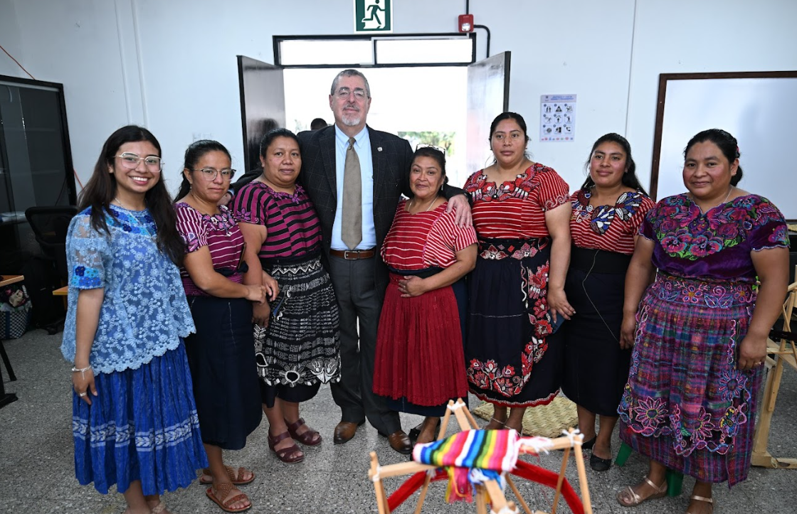 Presidente Bernardo Arévalo asiste a la reapertura de la sede del Ministerio de Economía en Quetzaltenango. (Foto: Byron de la Cruz)