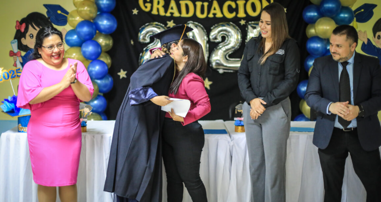 SBS celebran graduaciones entre abrazos, gratitud y orgullo