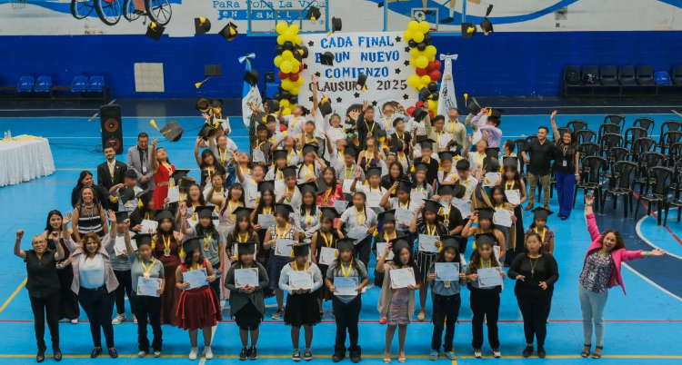 Jóvenes bajo protección celebran su graduación de Primaria y nivel Básico