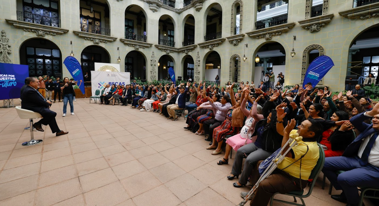 Becas por Nuestro Futuro ha beneficiado a 122 guatemaltecos