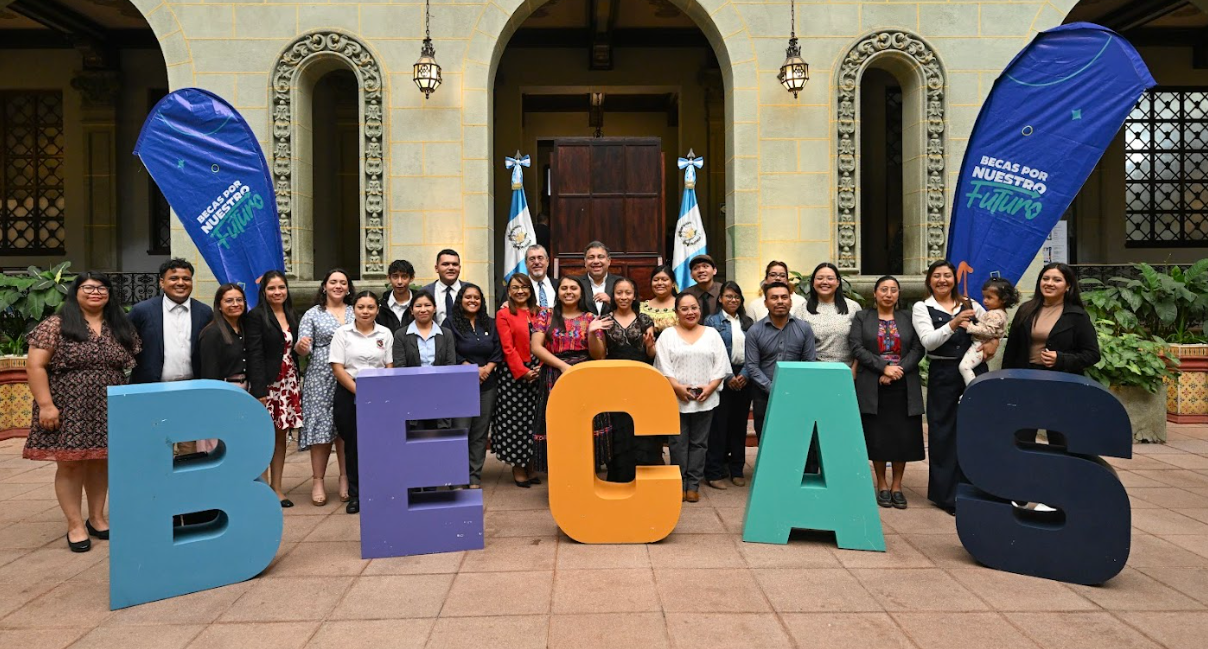 Tercera convocatoria de Becas por Nuestro Futuro sobrepasa las 2 mil postulaciones