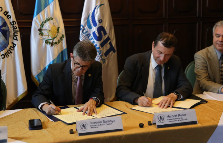 Ministerio de Salud y Superintendencia de Telecomunicaciones firman convenio para llevar conectividad digital a establecimientos de salud. (Foto: MSPAS)