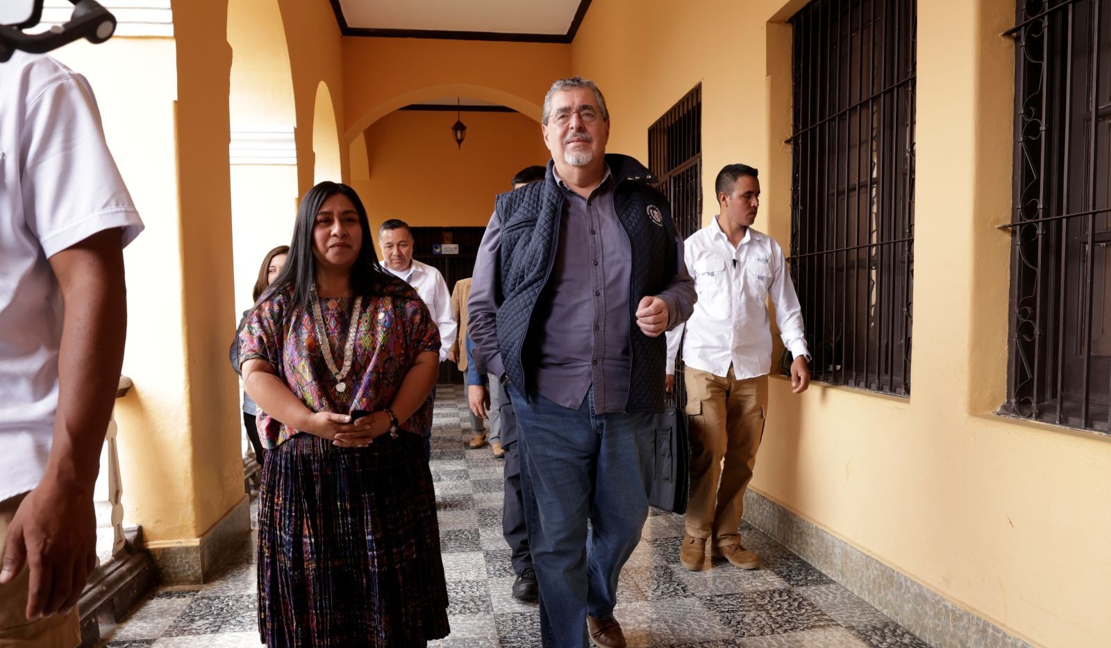 El presidente Bernardo Arévalo recorre la sede de la Gobernación Departamental de Alta Verapaz, en el inicio de su gira A tu Tierra en ese departamento. /Foto: Dieckéns Zamora